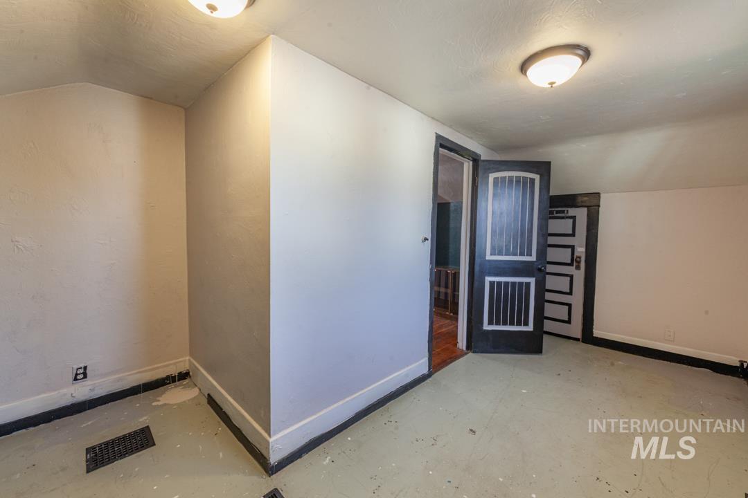 909 10th Ave, Lewiston, Idaho 83501, 4 Bedrooms, 2 Bathrooms, Residential For Sale, Price $239,000, 98976786