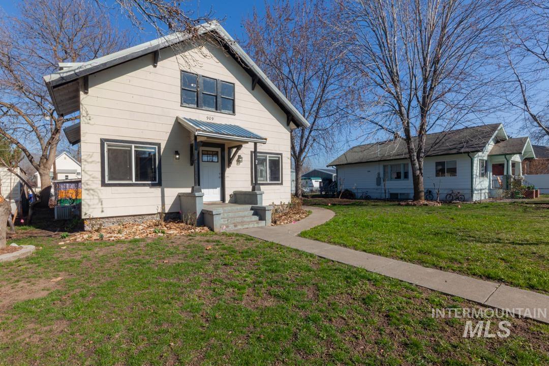 909 10th Ave, Lewiston, Idaho 83501, 4 Bedrooms, 2 Bathrooms, Residential For Sale, Price $239,000, 98976786