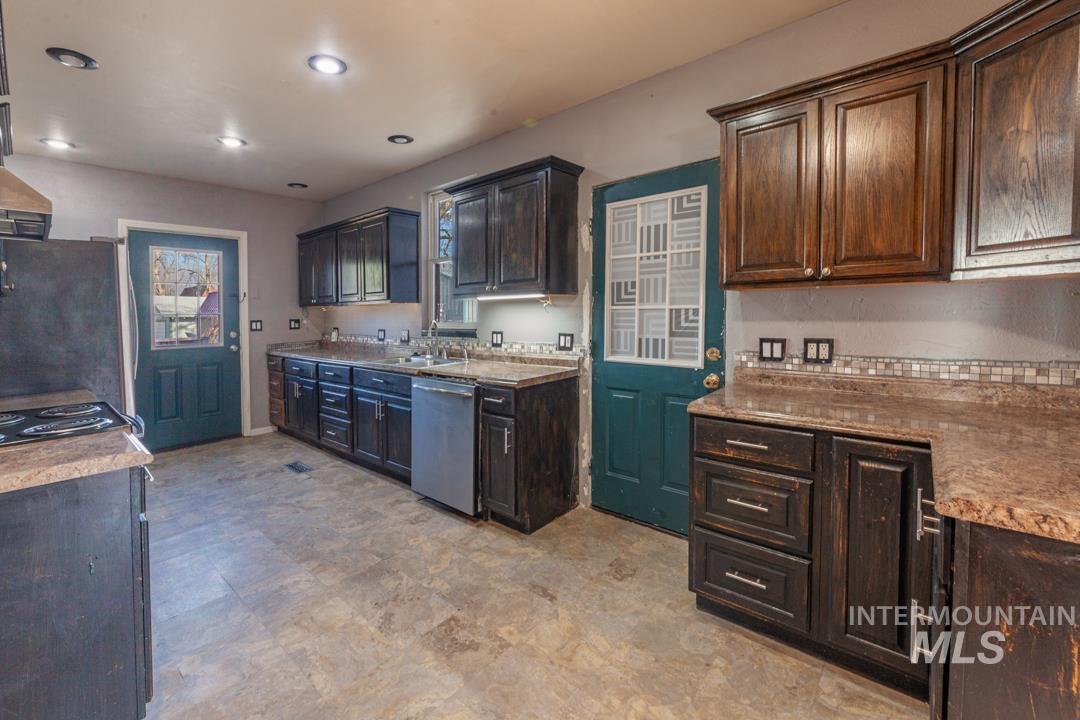 909 10th Ave, Lewiston, Idaho 83501, 4 Bedrooms, 2 Bathrooms, Residential For Sale, Price $239,000, 98976786