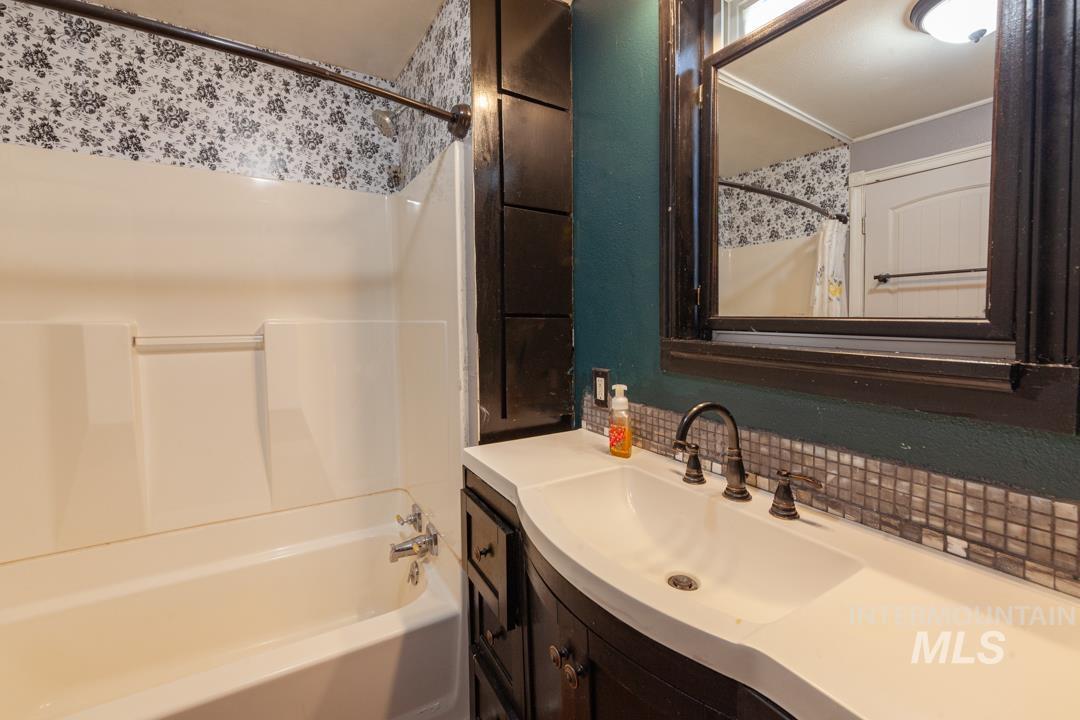 909 10th Ave, Lewiston, Idaho 83501, 4 Bedrooms, 2 Bathrooms, Residential For Sale, Price $239,000, 98976786