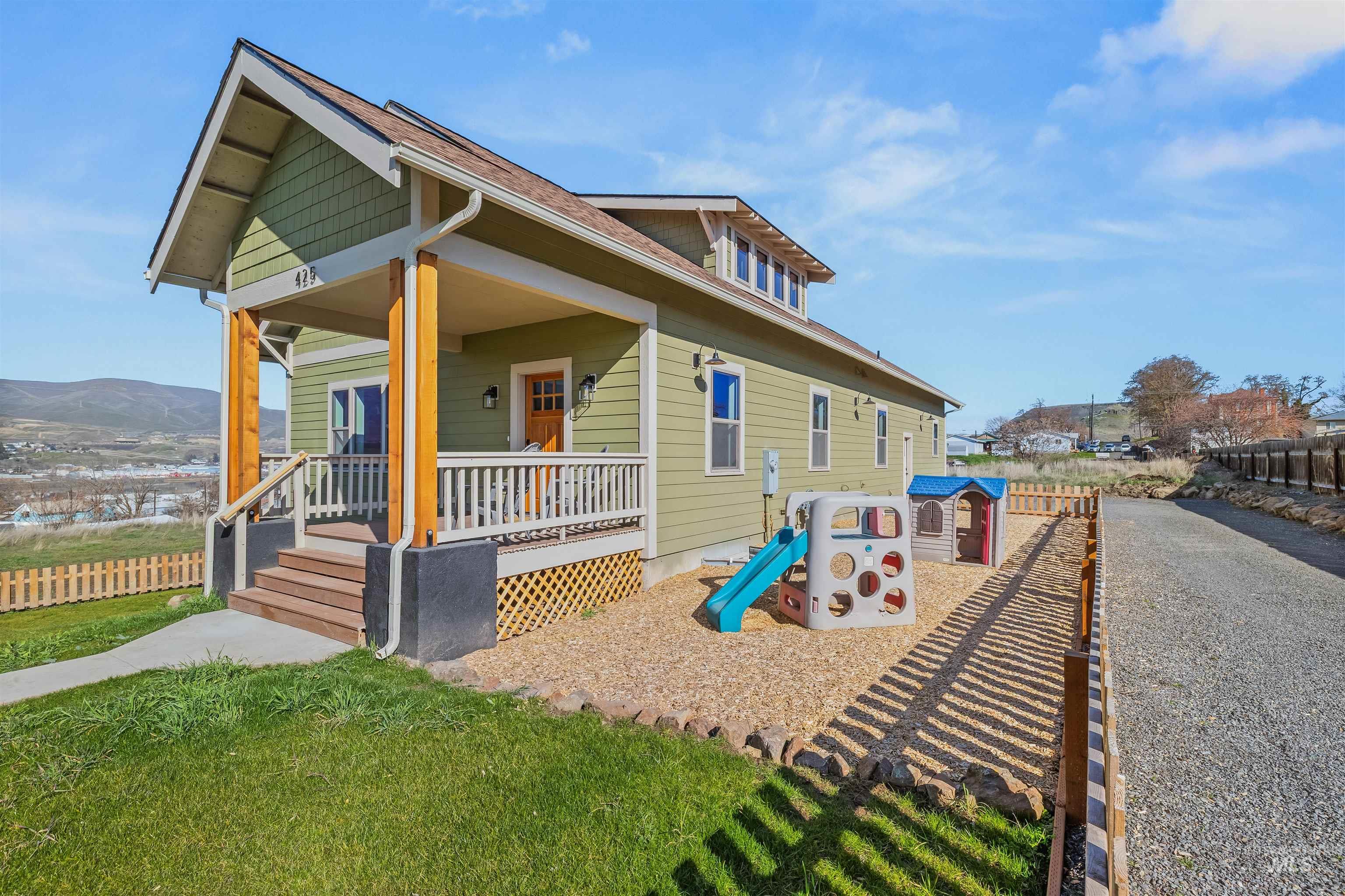 425 27th St, Lewiston, Idaho 83501, 5 Bedrooms, 4 Bathrooms, Residential For Sale, Price $599,000,MLS 98976794