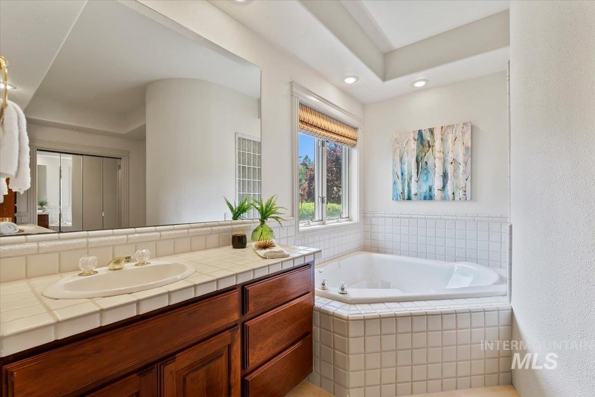 9041 W Woodglade Ln, Garden City, Idaho 83714, 4 Bedrooms, 3 Bathrooms, Residential For Sale, Price $950,000,MLS 98976801