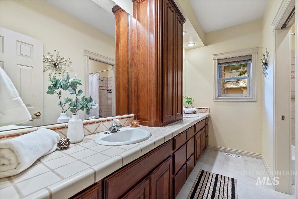 9041 W Woodglade Ln, Garden City, Idaho 83714, 4 Bedrooms, 3 Bathrooms, Residential For Sale, Price $950,000,MLS 98976801