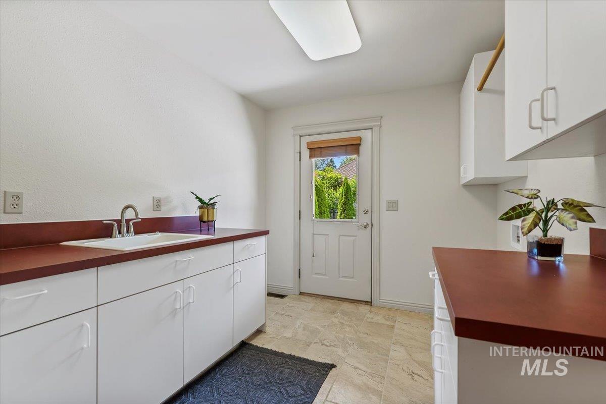 9041 W Woodglade Ln, Garden City, Idaho 83714, 4 Bedrooms, 3 Bathrooms, Residential For Sale, Price $950,000,MLS 98976801