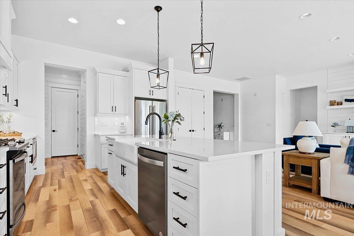 1381 N Laconia Ave, Eagle, Idaho 83616, 3 Bedrooms, 2.5 Bathrooms, Residential For Sale, Price $915,000,MLS 98976809