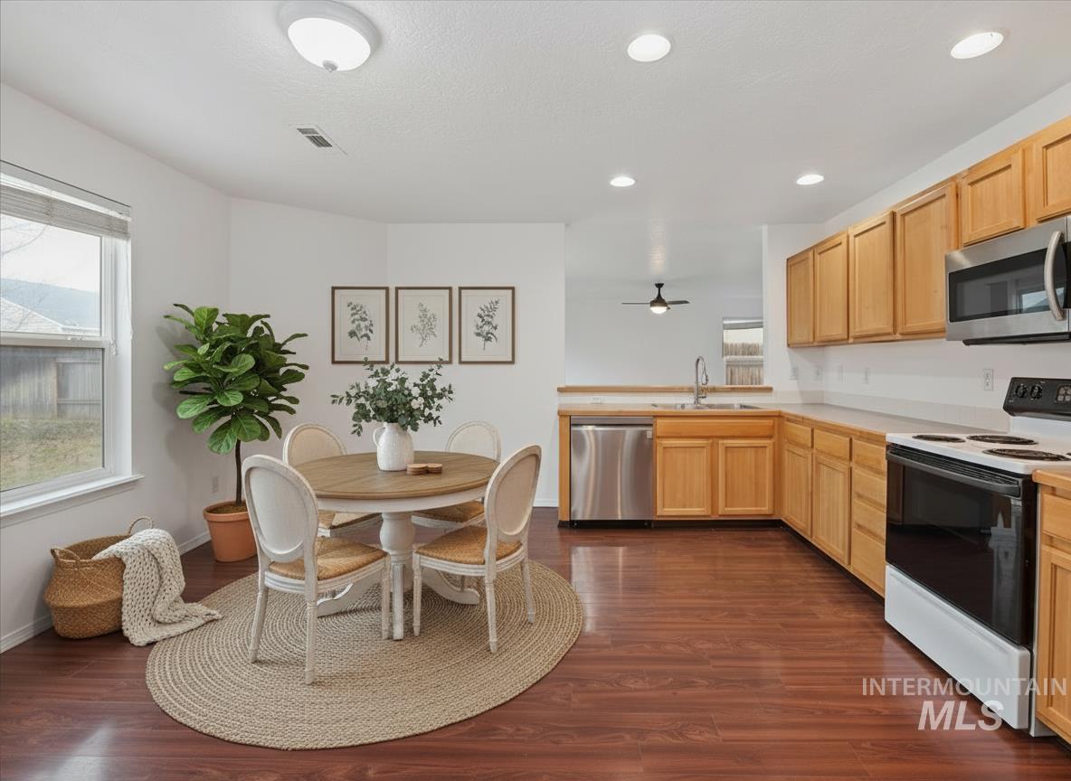 9553 W Trestlewood Dr, Boise, Idaho 83709, 4 Bedrooms, 2.5 Bathrooms, Residential For Sale, Price $475,000, 98976829