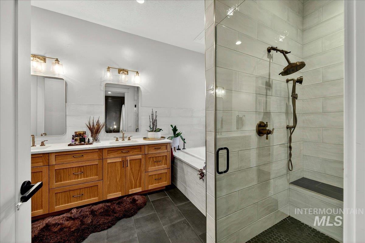 152 S Carbon Rivet Ave, Eagle, Idaho 83616-4554, 3 Bedrooms, 3 Bathrooms, Residential For Sale, Price $1,038,800,MLS 98976832