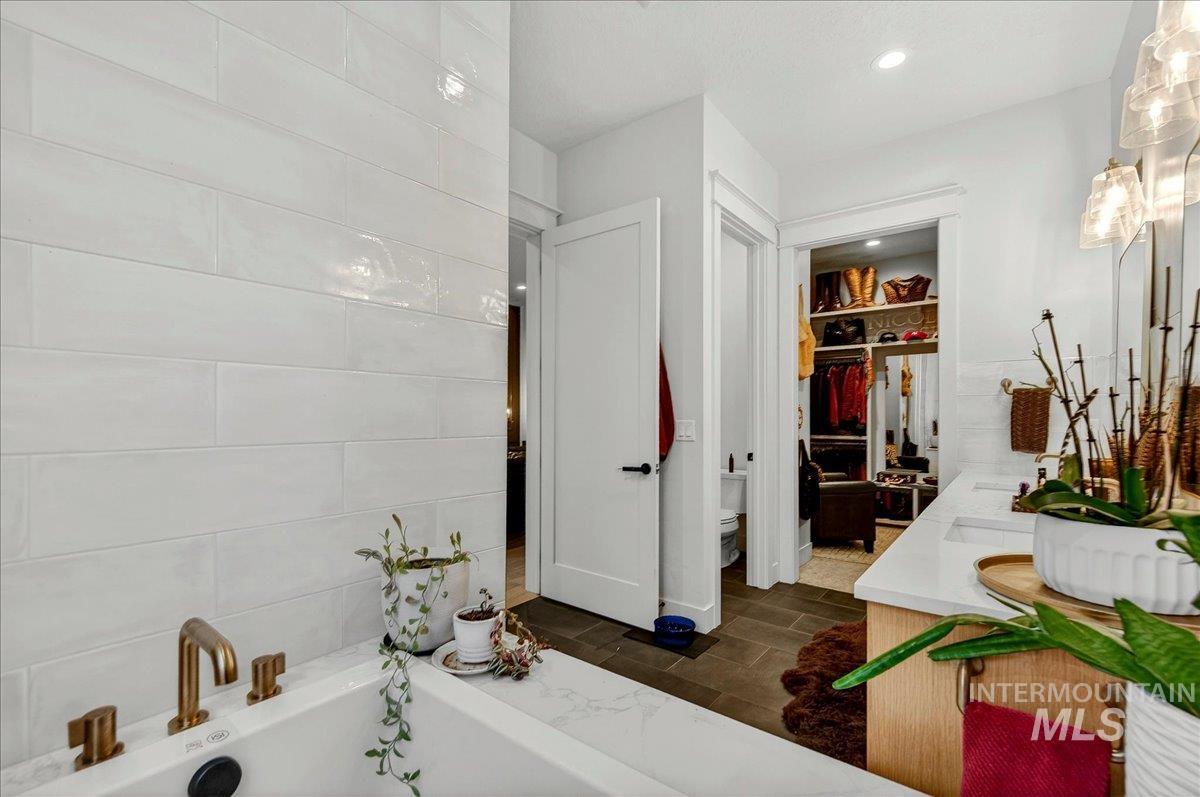 152 S Carbon Rivet Ave, Eagle, Idaho 83616-4554, 3 Bedrooms, 3 Bathrooms, Residential For Sale, Price $1,038,800,MLS 98976832