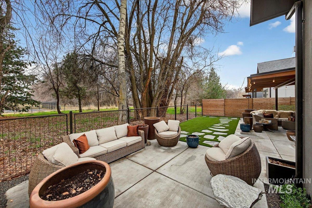 152 S Carbon Rivet Ave, Eagle, Idaho 83616-4554, 3 Bedrooms, 3 Bathrooms, Residential For Sale, Price $1,038,800,MLS 98976832