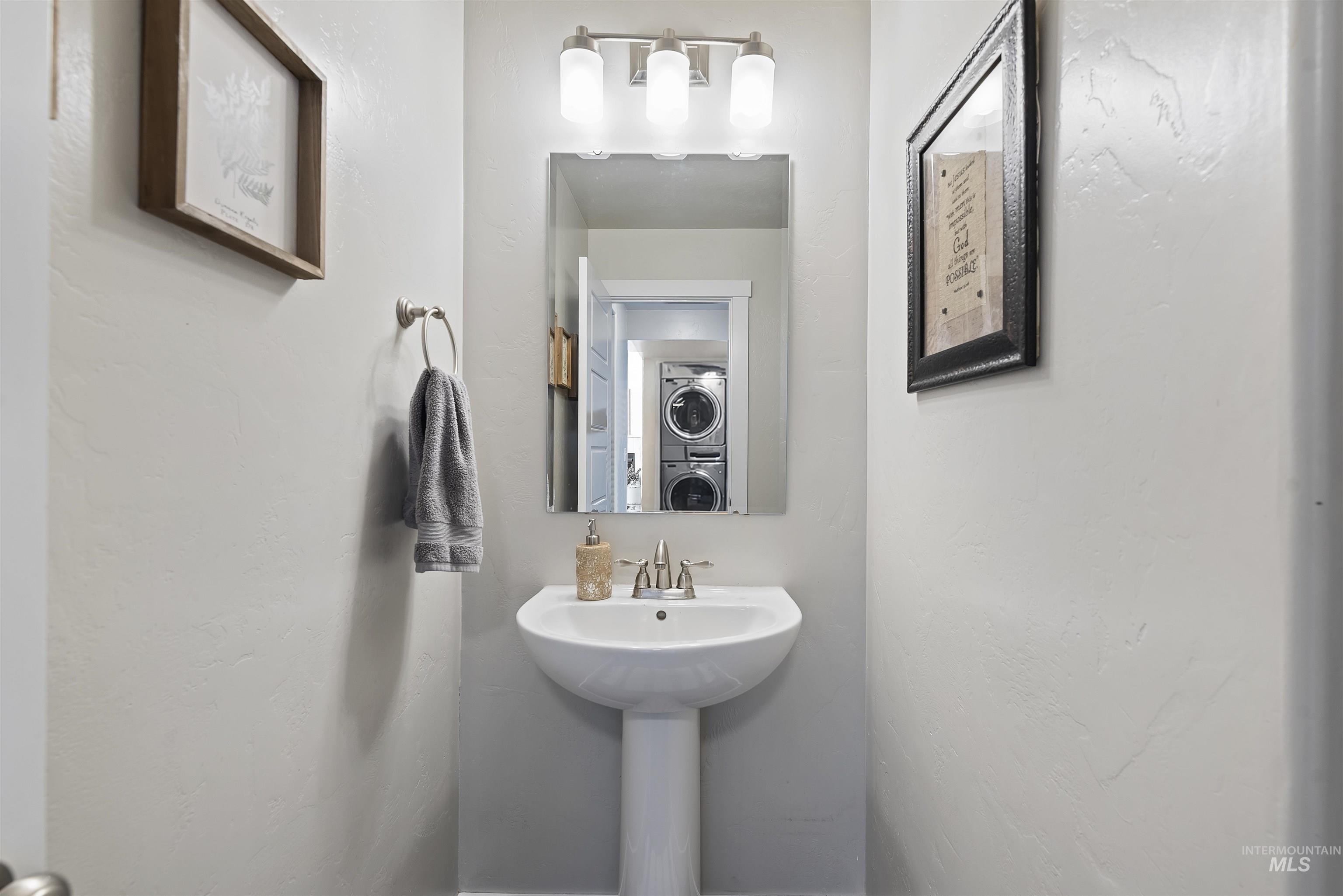 6908 S Allegiance Ave, Meridian, Idaho 83642, 6 Bedrooms, 3.5 Bathrooms, Residential For Sale, Price $559,750,MLS 98976837