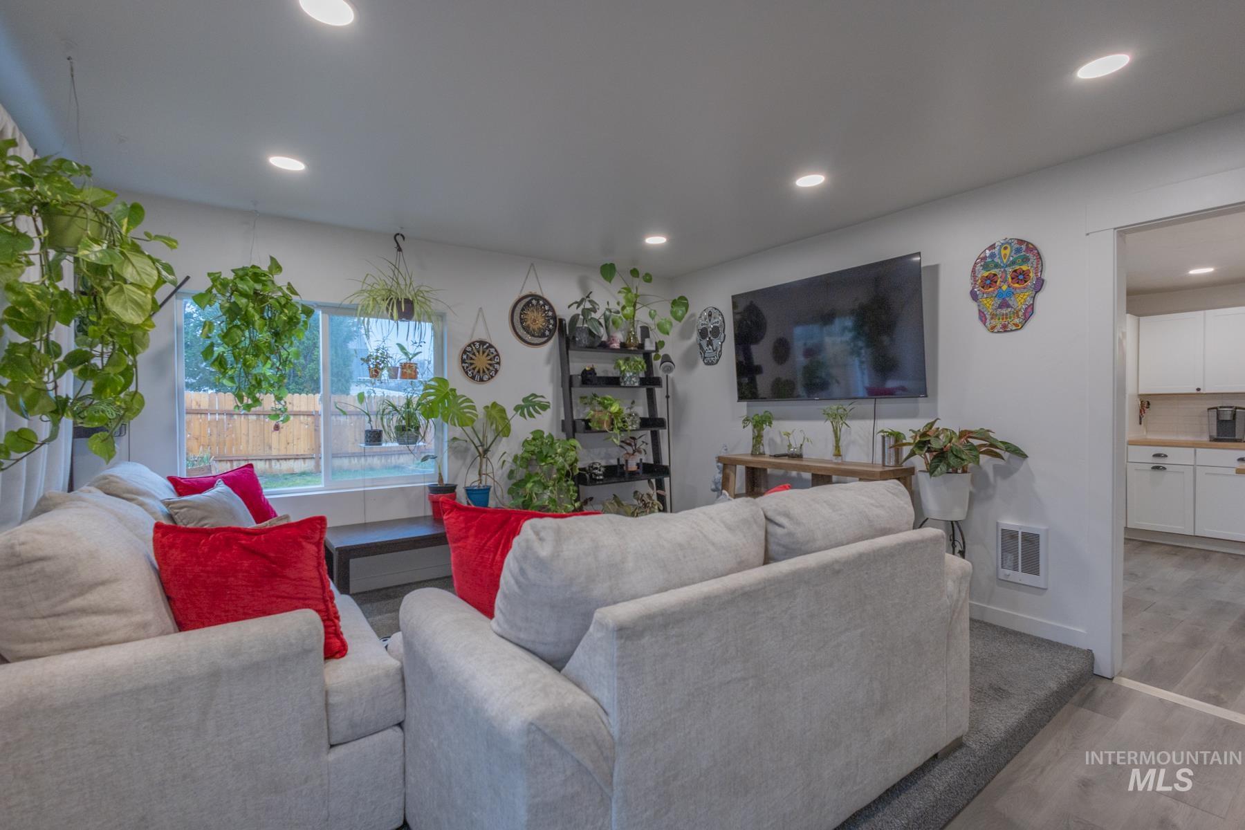 1323 S 11th St, Nampa, Idaho 83651, 2 Bedrooms, 1 Bathroom, Residential For Sale, Price $299,900,MLS 98976842