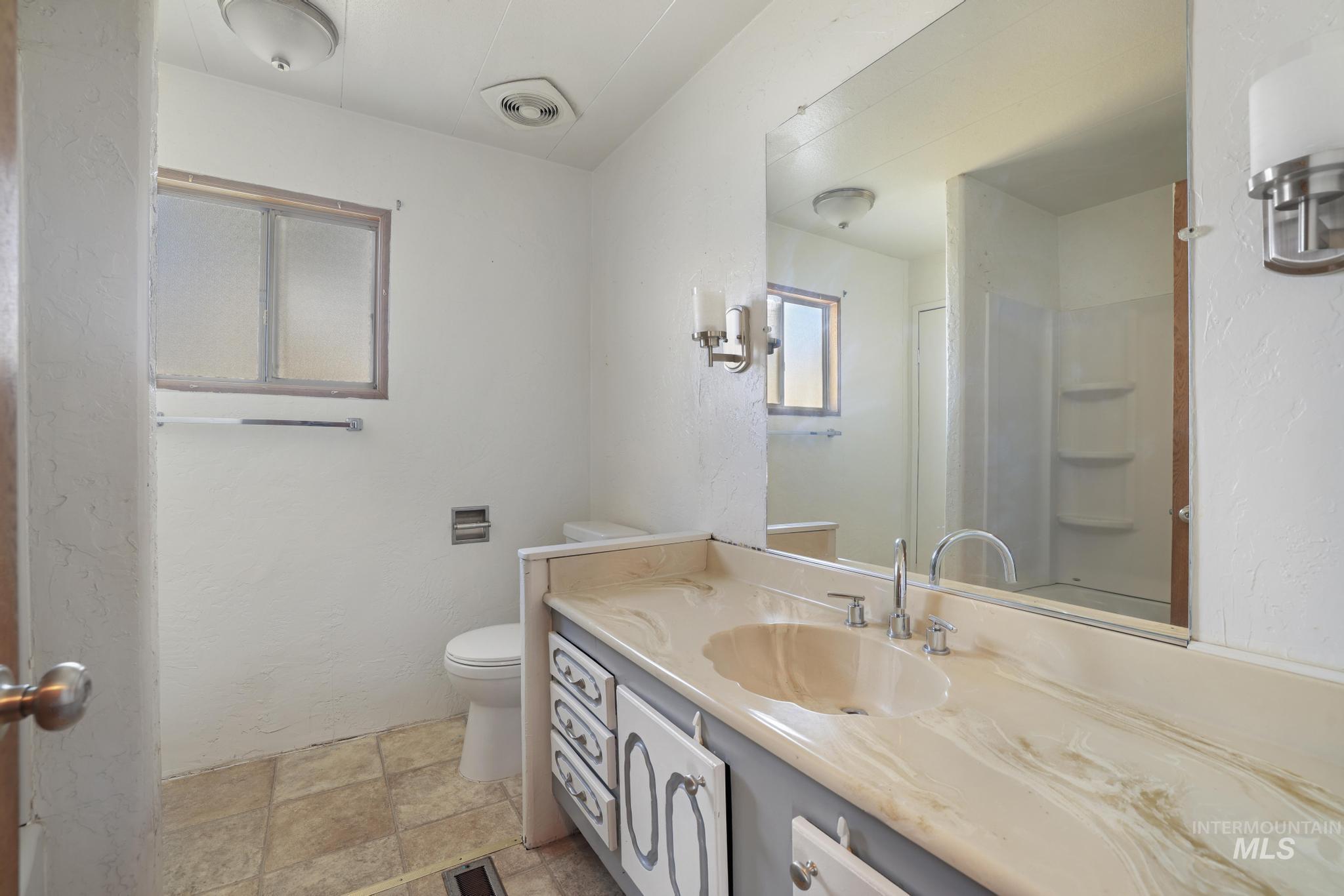 415 1St Ave E, Wendell, Idaho 83355-5103, 2 Bedrooms, 2 Bathrooms, Residential For Sale, Price $200,000,MLS 98976843