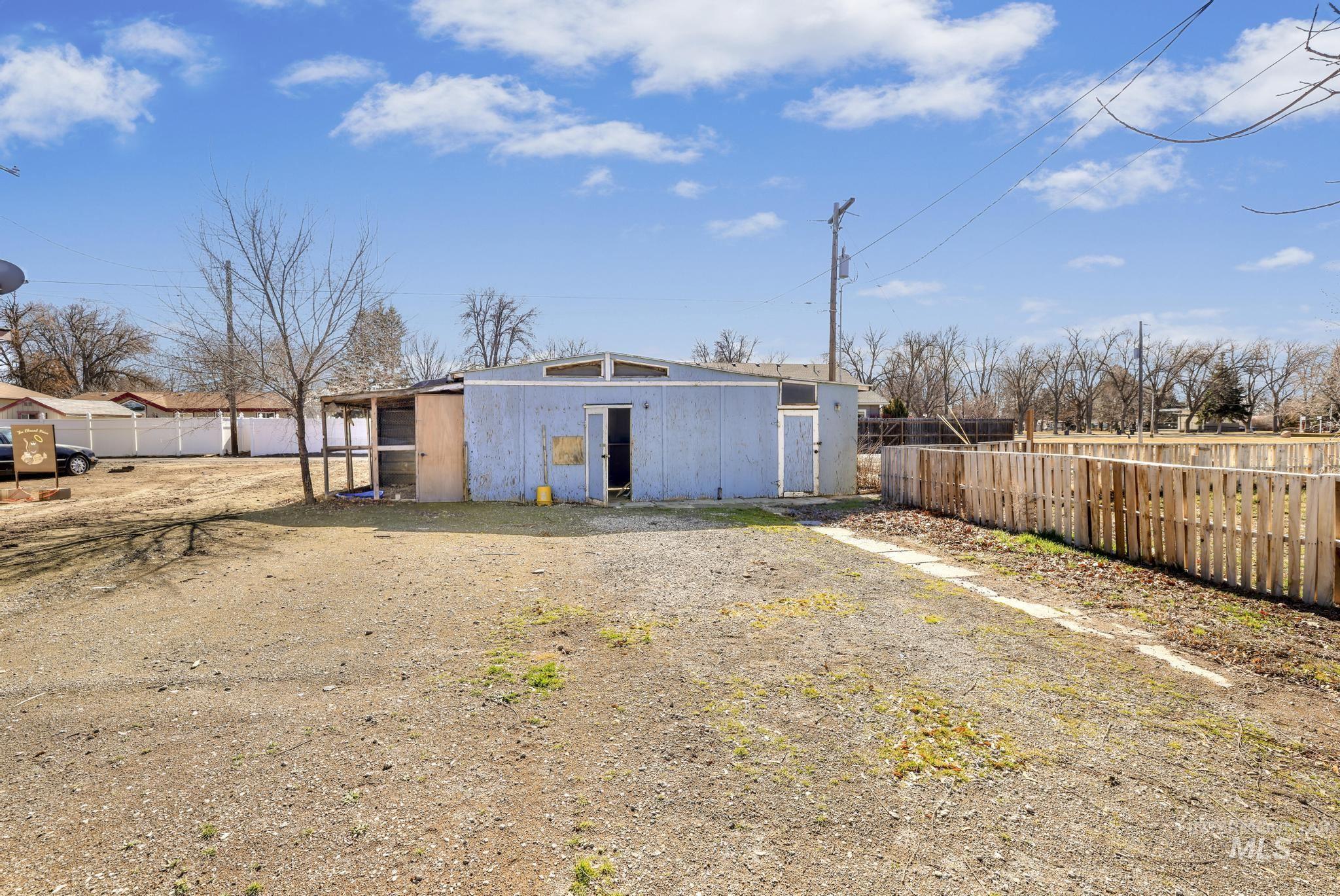 415 1St Ave E, Wendell, Idaho 83355-5103, 2 Bedrooms, 2 Bathrooms, Residential For Sale, Price $200,000,MLS 98976843