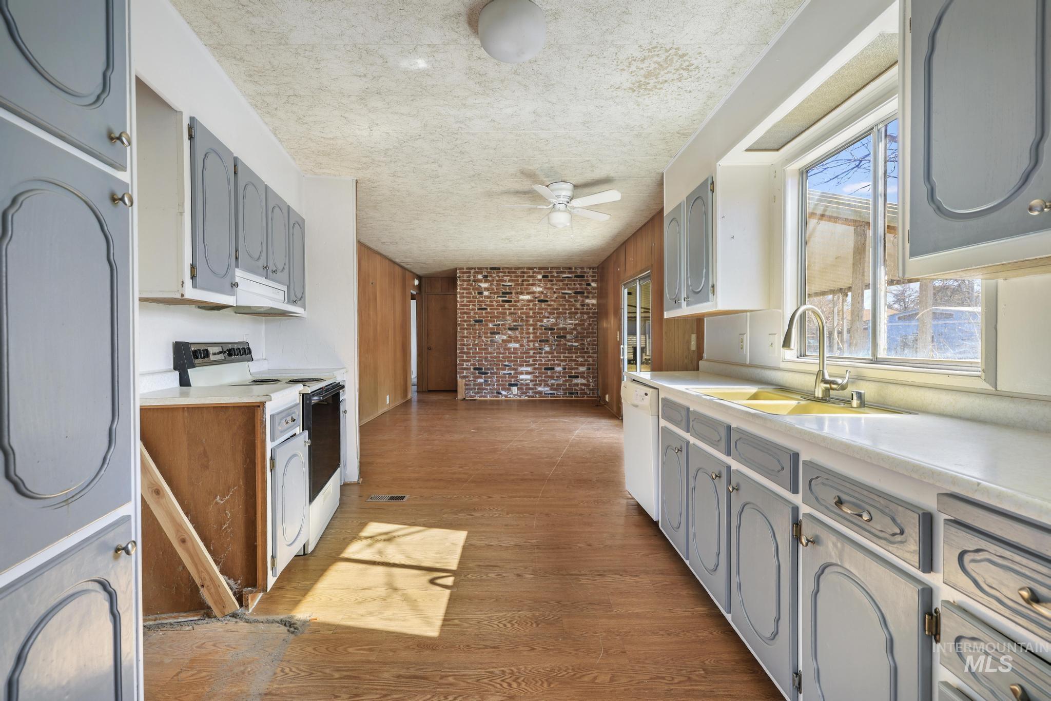 415 1St Ave E, Wendell, Idaho 83355-5103, 2 Bedrooms, 2 Bathrooms, Residential For Sale, Price $200,000,MLS 98976843