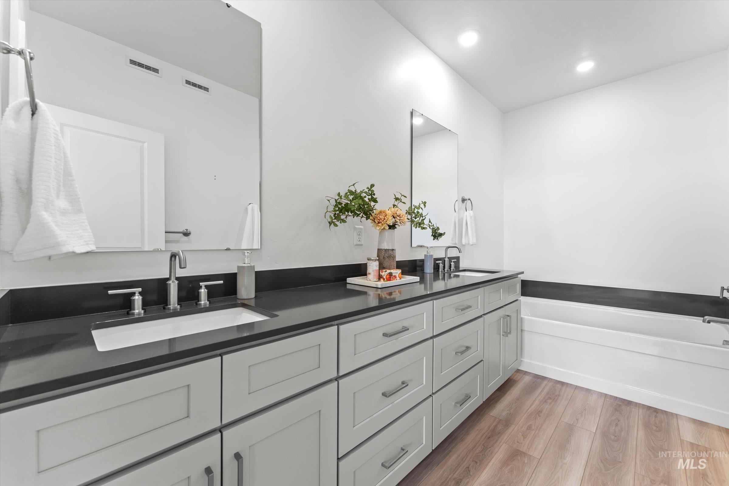 5419 E Victoria Falls Dr, Nampa, Idaho 83686, 3 Bedrooms, 2 Bathrooms, Residential For Sale, Price $559,500,MLS 98976849