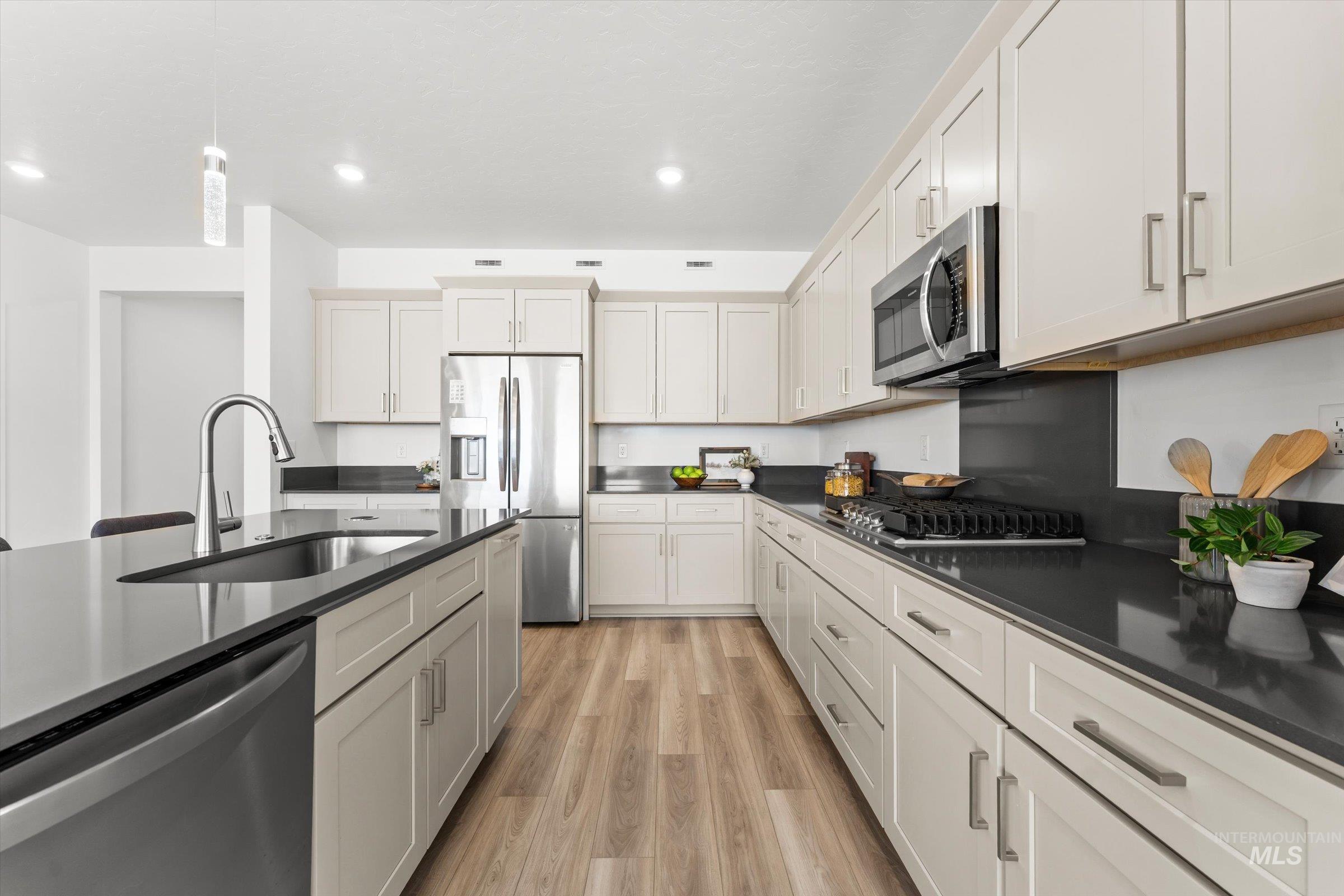 5419 E Victoria Falls Dr, Nampa, Idaho 83686, 3 Bedrooms, 2 Bathrooms, Residential For Sale, Price $559,500,MLS 98976849