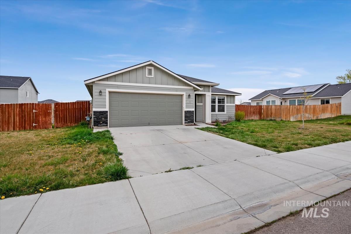 1685 SW Levant Way, Mountain Home, Idaho 83647, 3 Bedrooms, 2 Bathrooms, Residential For Sale, Price $390,000,MLS 98976850