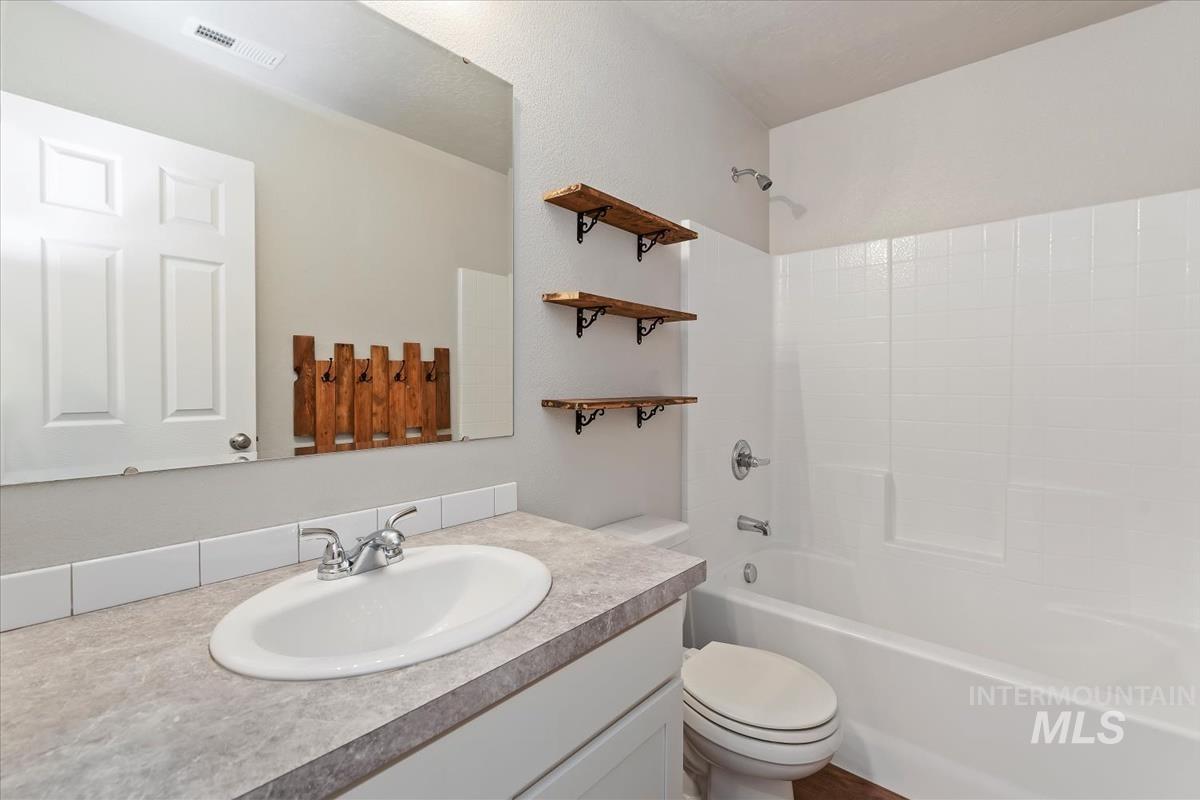 1685 SW Levant Way, Mountain Home, Idaho 83647, 3 Bedrooms, 2 Bathrooms, Residential For Sale, Price $390,000,MLS 98976850