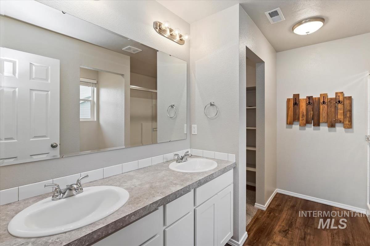 1685 SW Levant Way, Mountain Home, Idaho 83647, 3 Bedrooms, 2 Bathrooms, Residential For Sale, Price $390,000,MLS 98976850