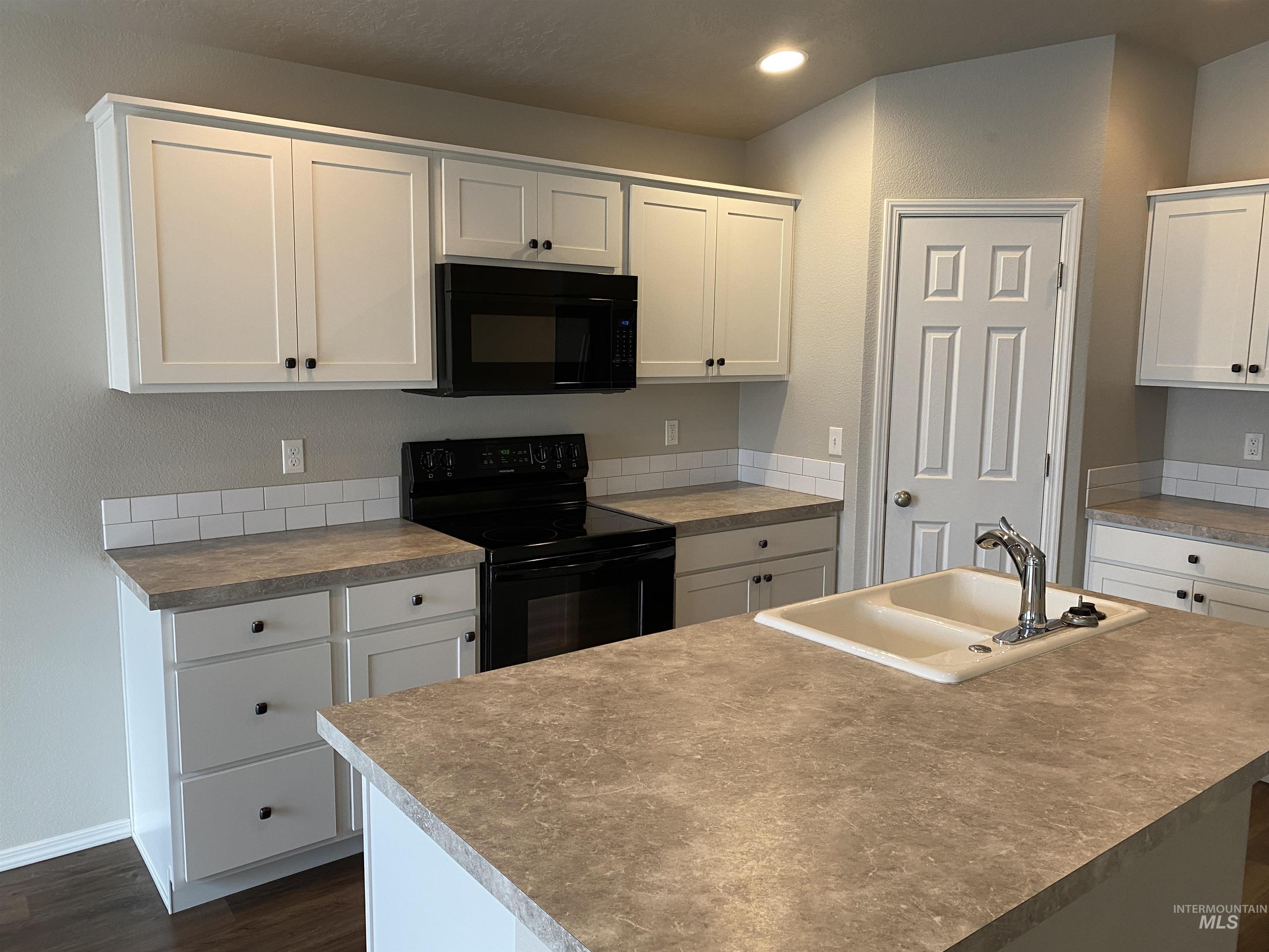 1685 SW Levant Way, Mountain Home, Idaho 83647, 3 Bedrooms, 2 Bathrooms, Residential For Sale, Price $410,000,MLS 98976850