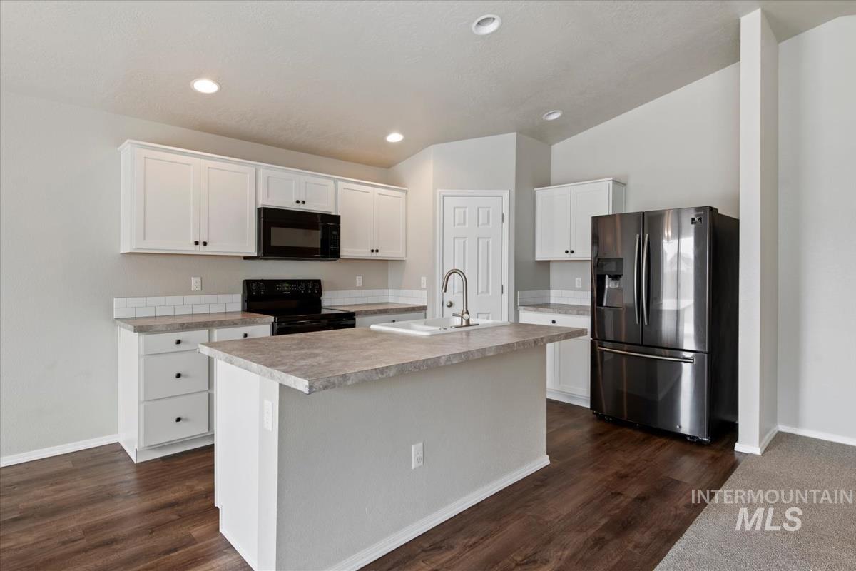 1685 SW Levant Way, Mountain Home, Idaho 83647, 3 Bedrooms, 2 Bathrooms, Residential For Sale, Price $390,000,MLS 98976850