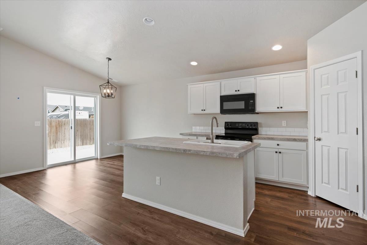 1685 SW Levant Way, Mountain Home, Idaho 83647, 3 Bedrooms, 2 Bathrooms, Residential For Sale, Price $390,000,MLS 98976850