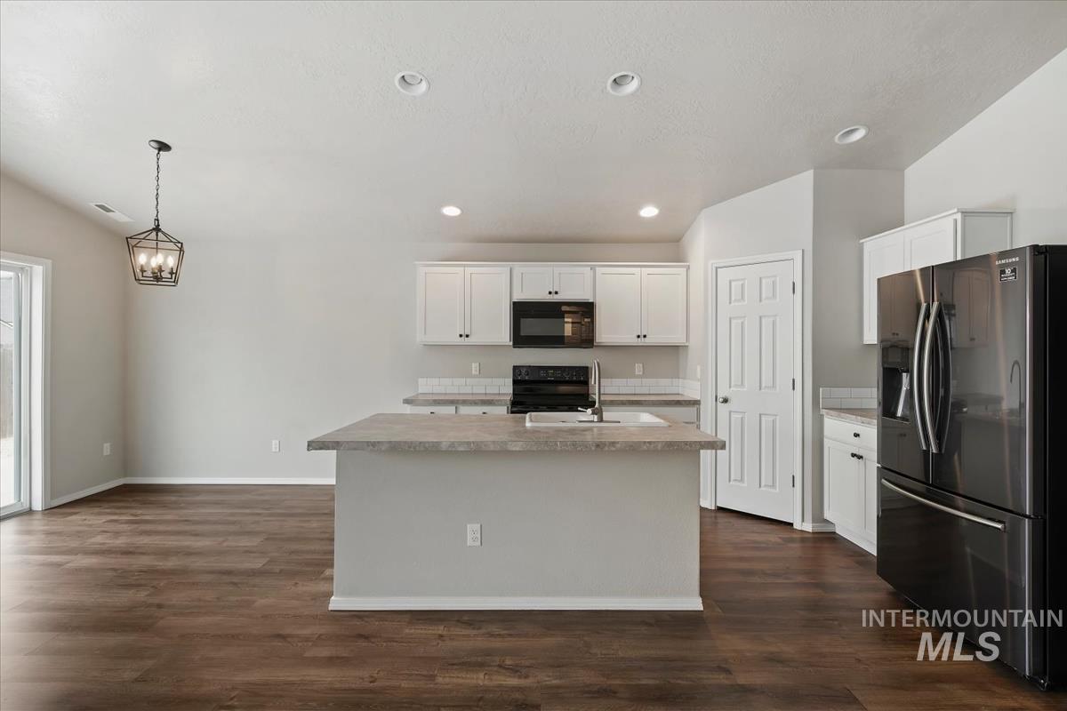 1685 SW Levant Way, Mountain Home, Idaho 83647, 3 Bedrooms, 2 Bathrooms, Residential For Sale, Price $390,000,MLS 98976850