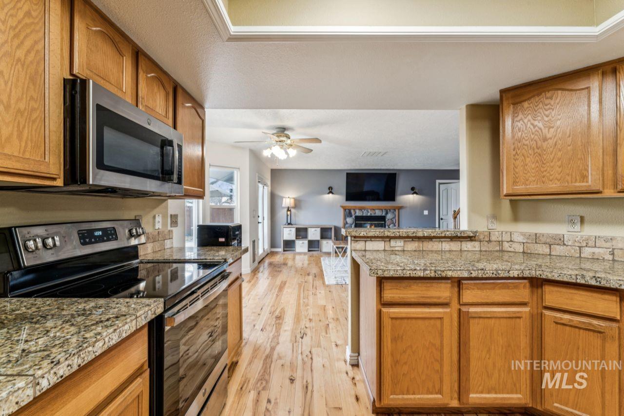 6803 W Russett St, Boise, Idaho 83704, 3 Bedrooms, 2.5 Bathrooms, Residential For Sale, Price $389,900,MLS 98976854