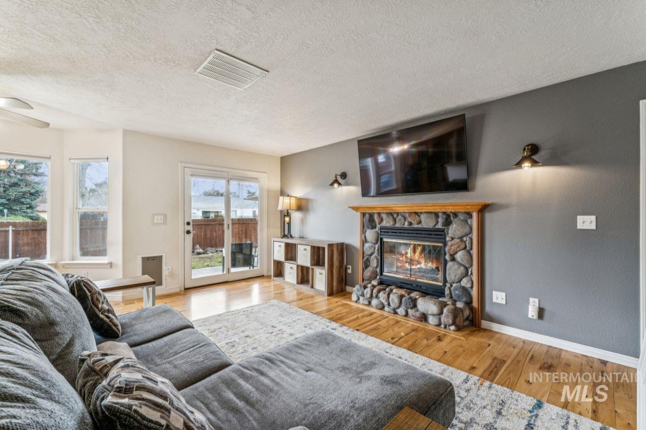 6803 W Russett St, Boise, Idaho 83704, 3 Bedrooms, 2.5 Bathrooms, Residential For Sale, Price $389,900,MLS 98976854