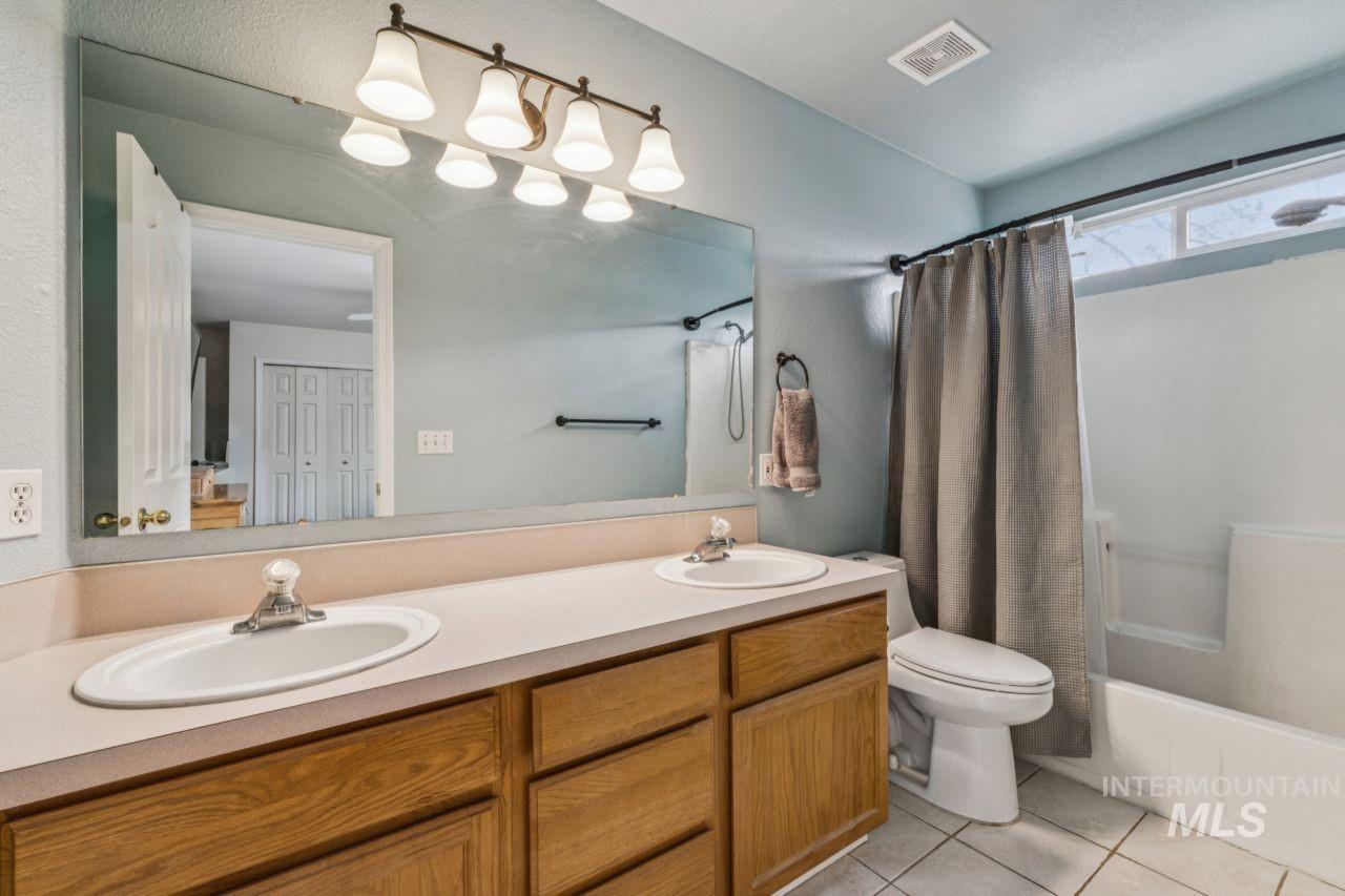 6803 W Russett St, Boise, Idaho 83704, 3 Bedrooms, 2.5 Bathrooms, Residential For Sale, Price $389,900,MLS 98976854