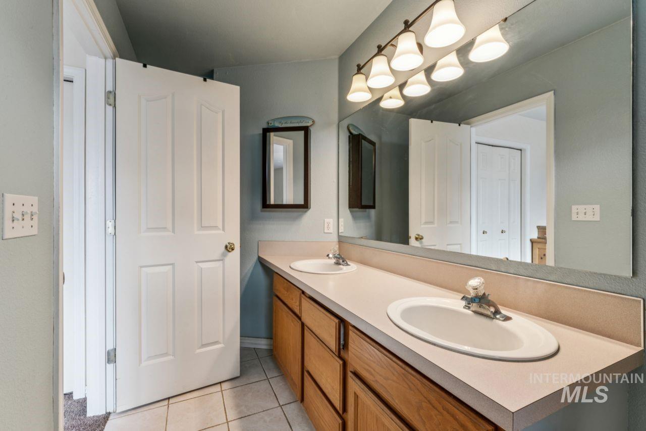 6803 W Russett St, Boise, Idaho 83704, 3 Bedrooms, 2.5 Bathrooms, Residential For Sale, Price $389,900,MLS 98976854