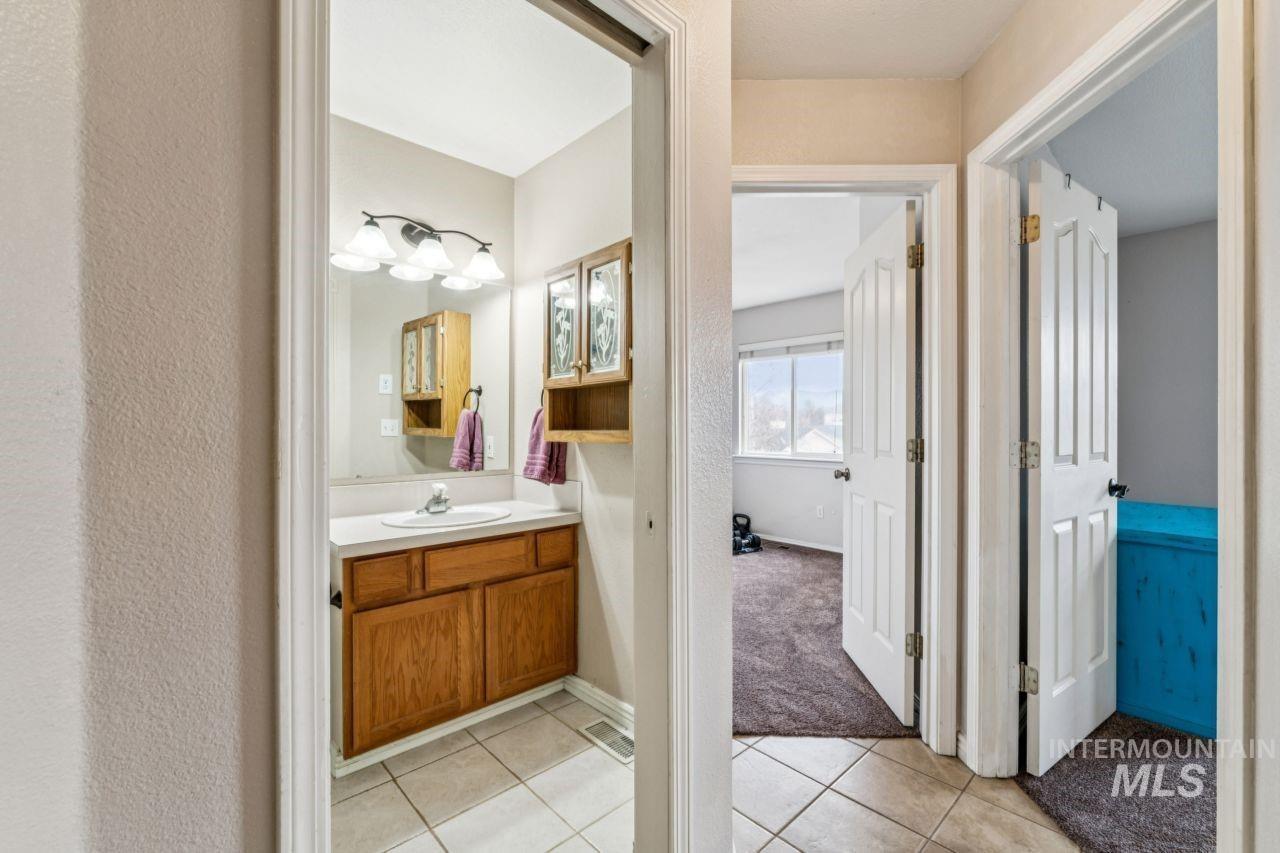 6803 W Russett St, Boise, Idaho 83704, 3 Bedrooms, 2.5 Bathrooms, Residential For Sale, Price $389,900,MLS 98976854