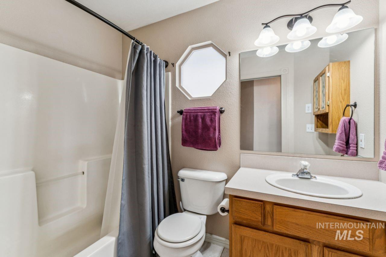 6803 W Russett St, Boise, Idaho 83704, 3 Bedrooms, 2.5 Bathrooms, Residential For Sale, Price $389,900,MLS 98976854