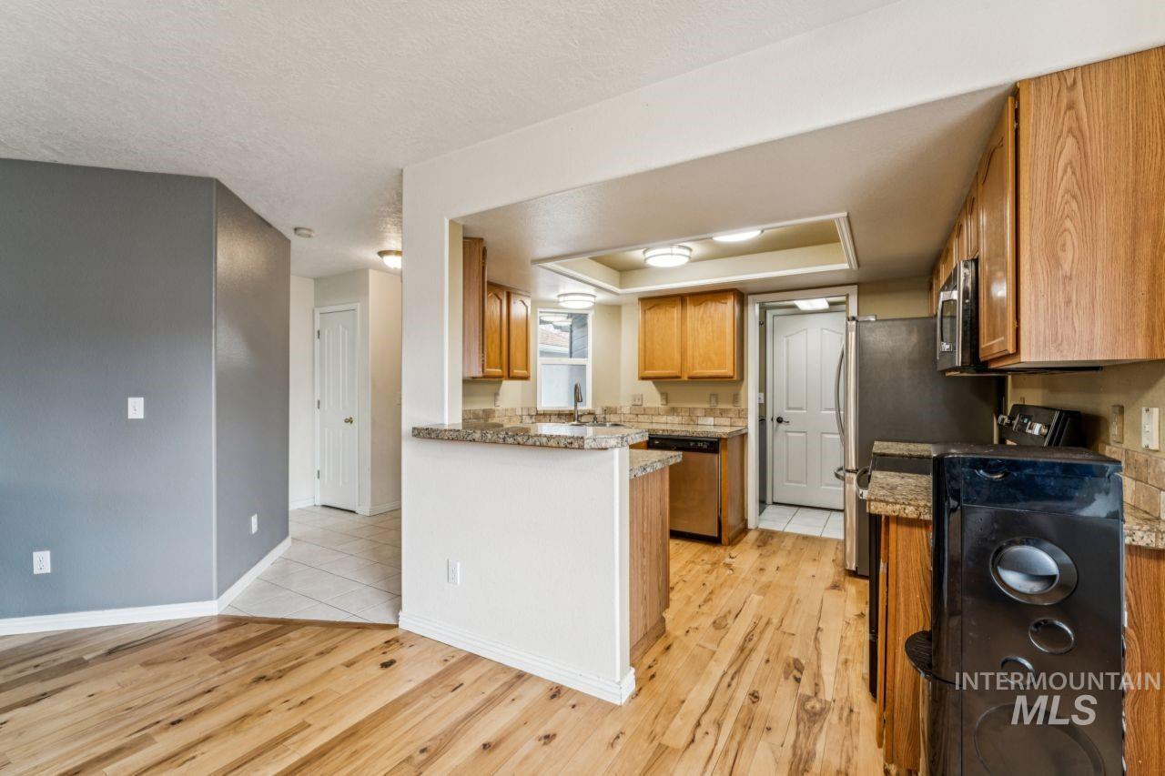 6803 W Russett St, Boise, Idaho 83704, 3 Bedrooms, 2.5 Bathrooms, Residential For Sale, Price $389,900,MLS 98976854