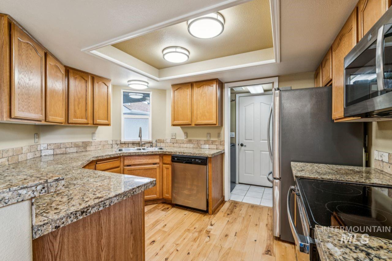 6803 W Russett St, Boise, Idaho 83704, 3 Bedrooms, 2.5 Bathrooms, Residential For Sale, Price $389,900,MLS 98976854