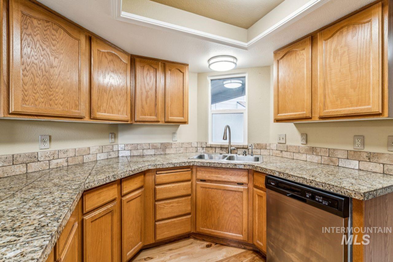 6803 W Russett St, Boise, Idaho 83704, 3 Bedrooms, 2.5 Bathrooms, Residential For Sale, Price $389,900,MLS 98976854