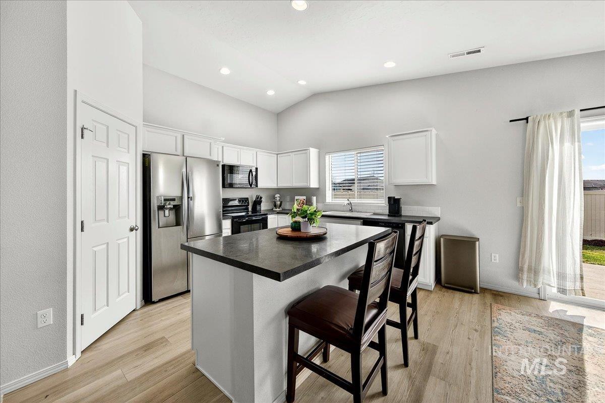 8389 E Harpster Ct., Nampa, Idaho 83687, 4 Bedrooms, 2 Bathrooms, Residential For Sale, Price $429,000,MLS 98976857