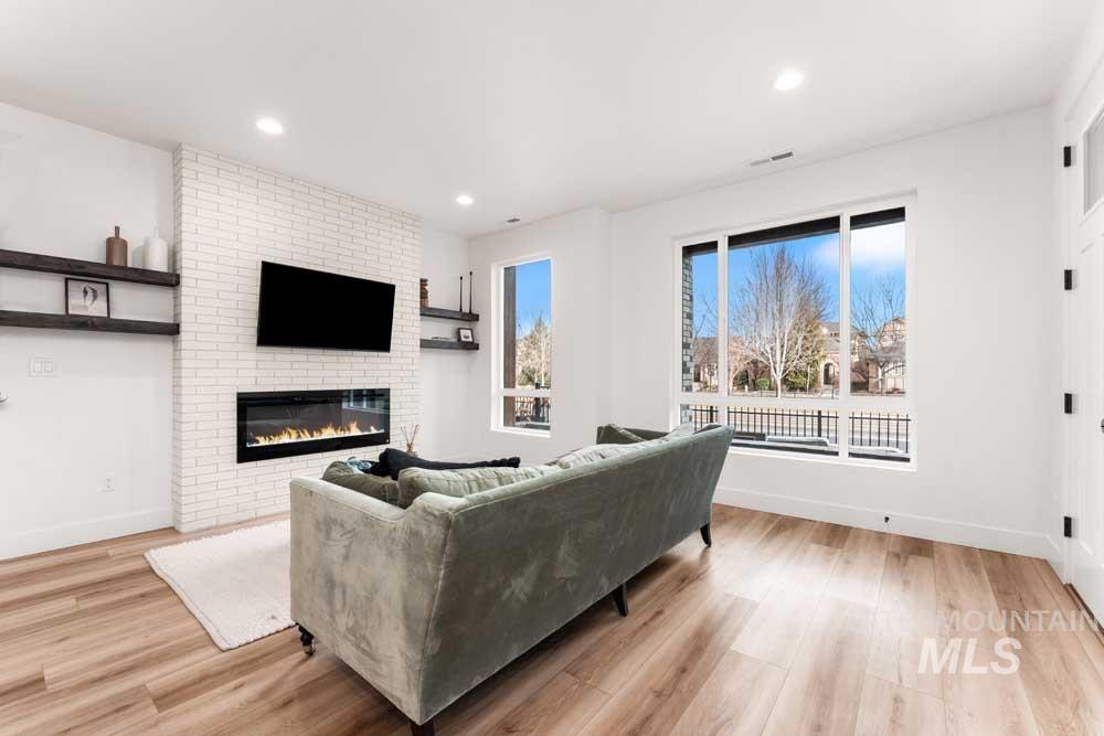 374 E Presidio Ln, Eagle, Idaho 83616, 3 Bedrooms, 2.5 Bathrooms, Residential For Sale, Price $609,900,MLS 98976864