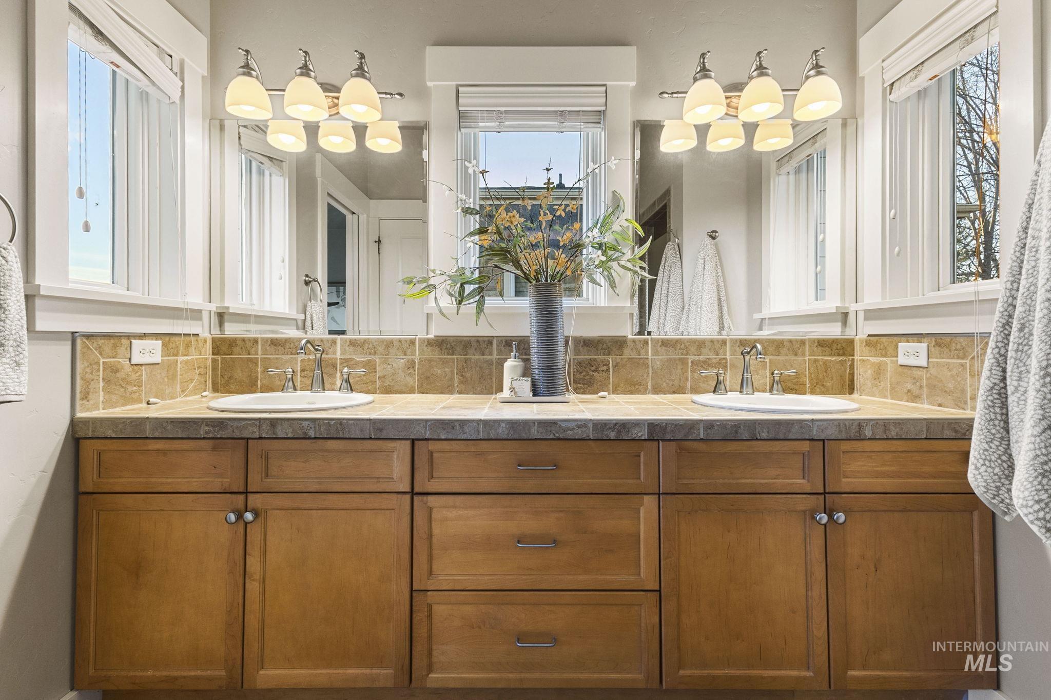 2964 S Rookery Ln, Boise, Idaho 83706, 3 Bedrooms, 2.5 Bathrooms, Residential For Sale, Price $645,000,MLS 98976865