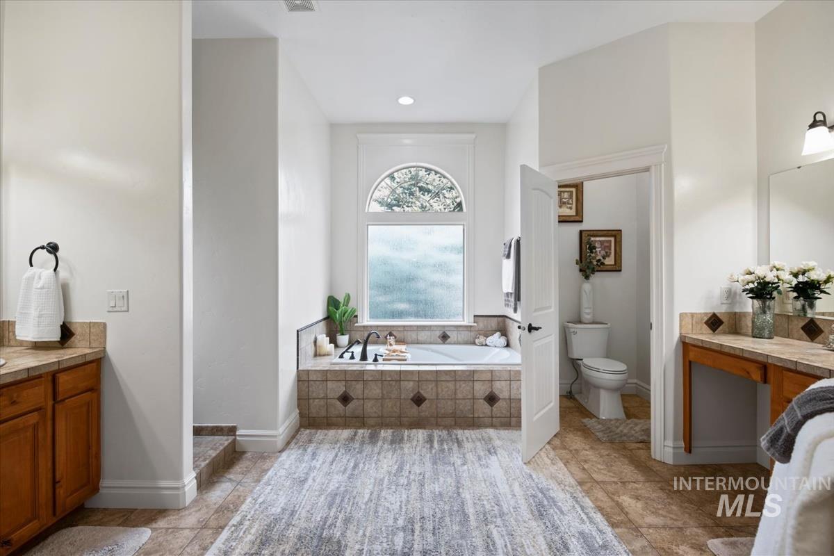 3129 S Silvertip Ln, Meridian, Idaho 83642, 4 Bedrooms, 3.5 Bathrooms, Residential For Sale, Price $995,000,MLS 98976866