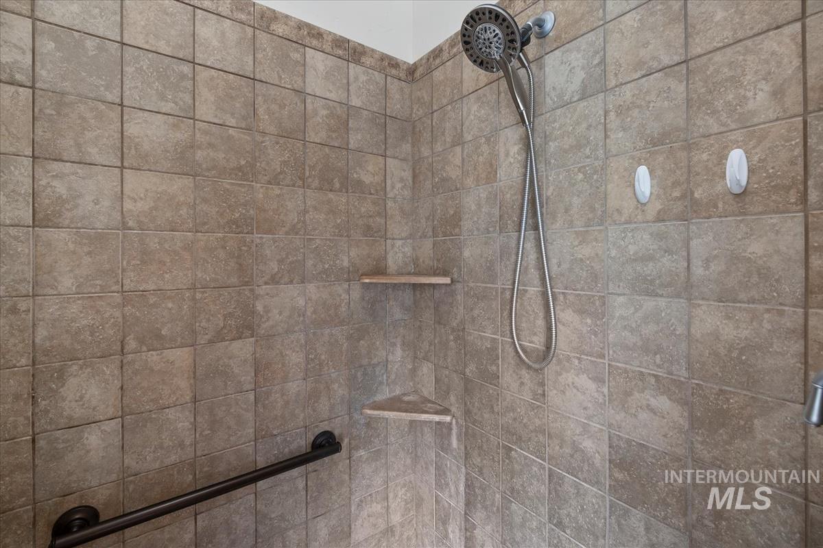 3129 S Silvertip Ln, Meridian, Idaho 83642, 4 Bedrooms, 3.5 Bathrooms, Residential For Sale, Price $995,000,MLS 98976866