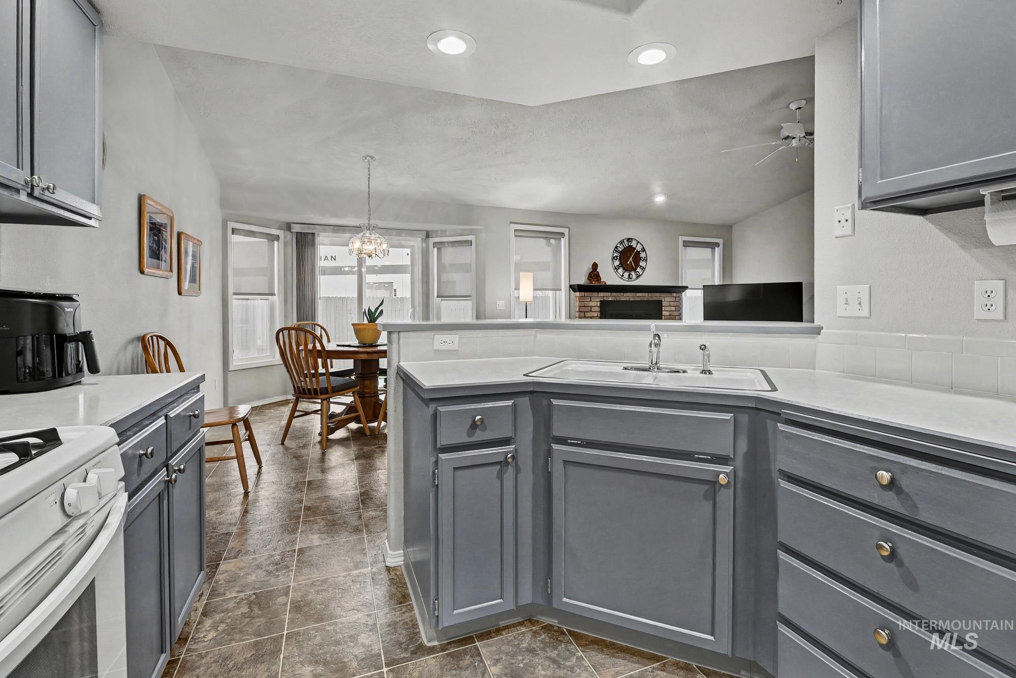 10411 W Rifleman St, Boise, Idaho 83704, 3 Bedrooms, 2 Bathrooms, Residential For Sale, Price $424,900,MLS 98976885