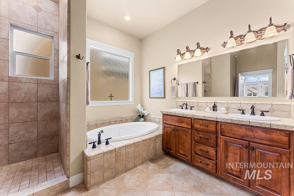 2148 S Links Place, Eagle, Idaho 83616, 3 Bedrooms, 3 Bathrooms, Residential For Sale, Price $995,000, 98976887