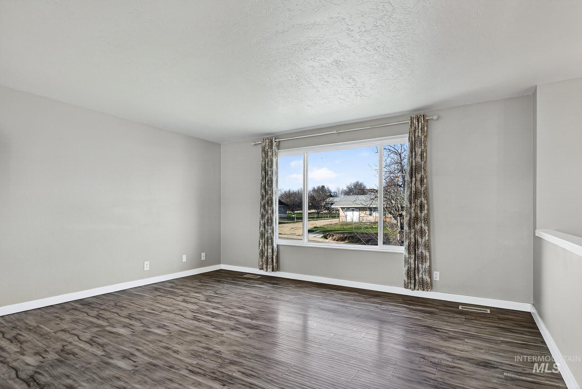 10001 W Fox Brush Dr, Boise, Idaho 83709, 4 Bedrooms, 2 Bathrooms, Residential For Sale, Price $468,900,MLS 98976893