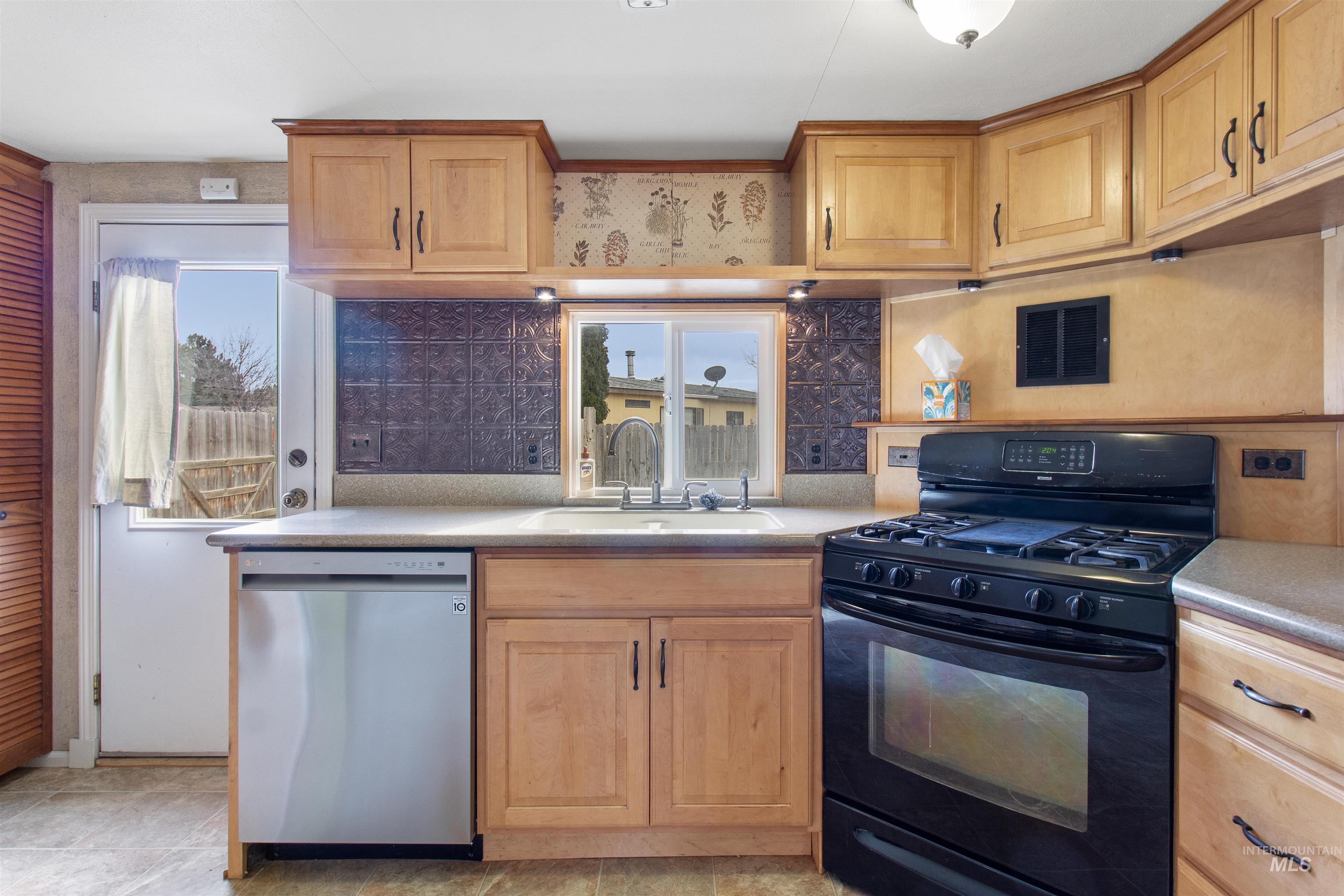 268 Villa Road, Twin Falls, Idaho 83301, 3 Bedrooms, 2 Bathrooms, Residential For Sale, Price $230,000,MLS 98976905