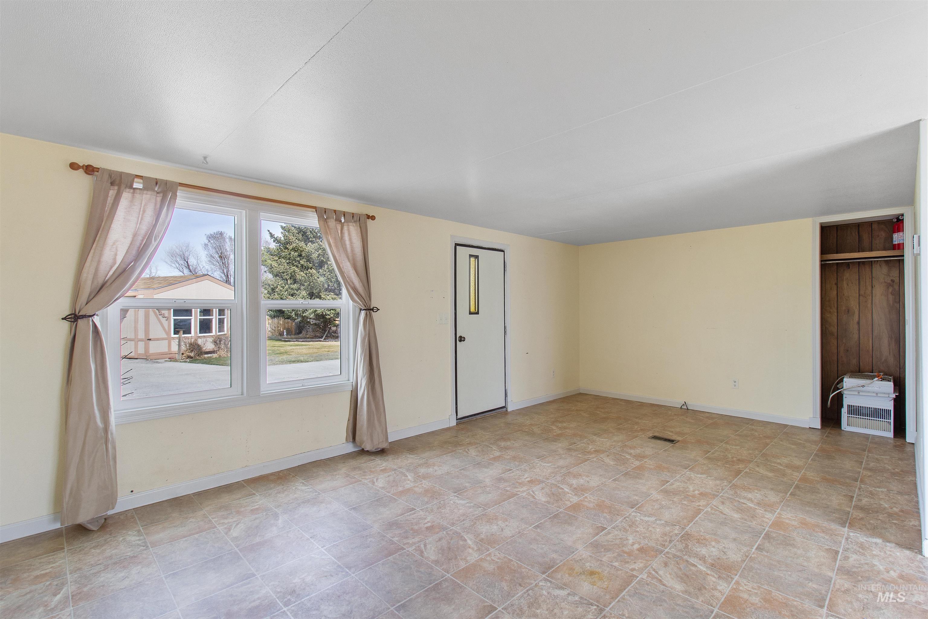 268 Villa Road, Twin Falls, Idaho 83301, 3 Bedrooms, 2 Bathrooms, Residential For Sale, Price $230,000,MLS 98976905