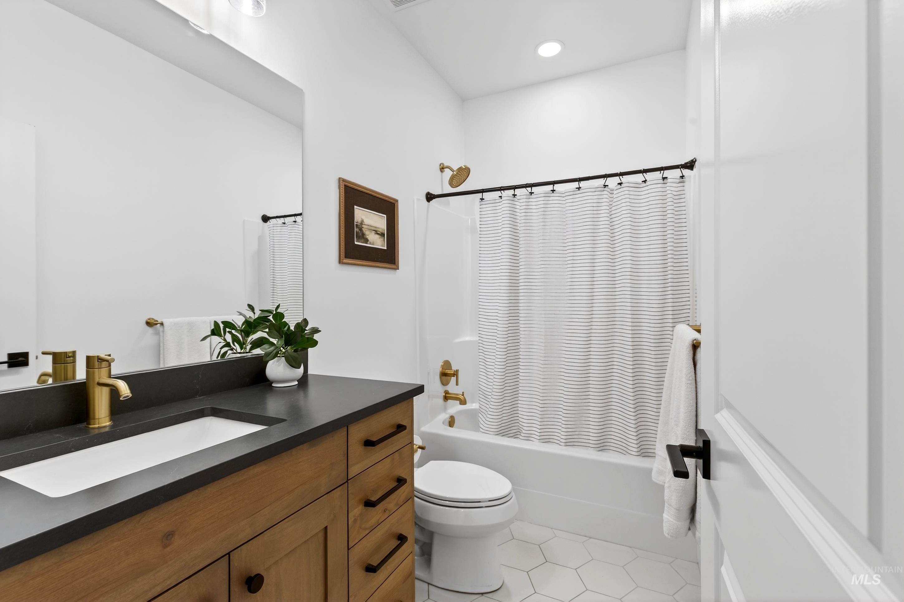 121 S Ziklag Ave, Kuna, Idaho 83634, 3 Bedrooms, 2 Bathrooms, Residential For Sale, Price $545,000,MLS 98976909