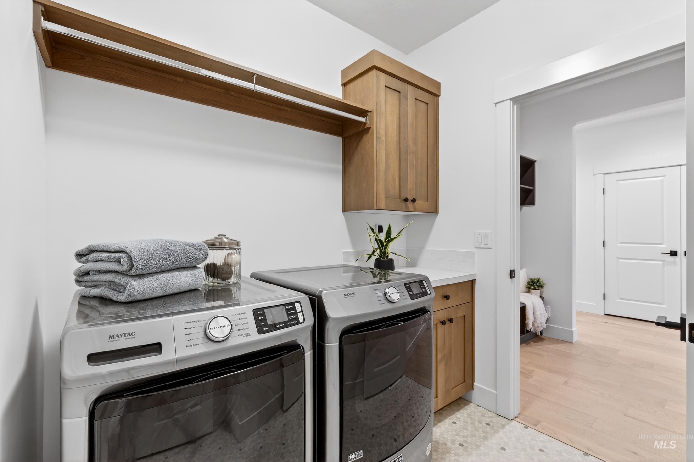 121 S Ziklag Ave, Kuna, Idaho 83634, 3 Bedrooms, 2 Bathrooms, Residential For Sale, Price $545,000,MLS 98976909