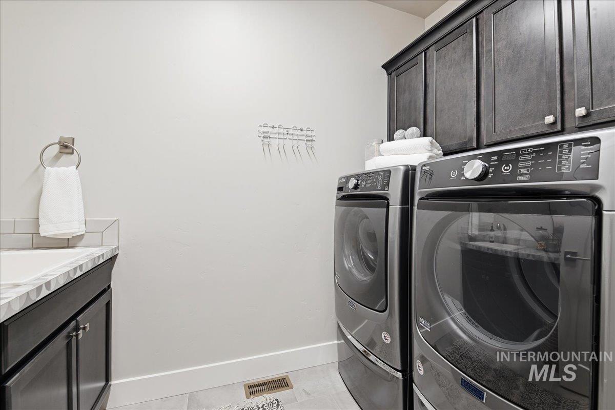 7691 W Hill Rd, Boise, Idaho 83714, 3 Bedrooms, 3 Bathrooms, Residential For Sale, Price $750,000,MLS 98976918