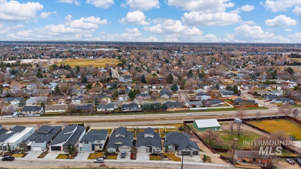 7691 W Hill Rd, Boise, Idaho 83714, 3 Bedrooms, 3 Bathrooms, Residential For Sale, Price $750,000,MLS 98976918